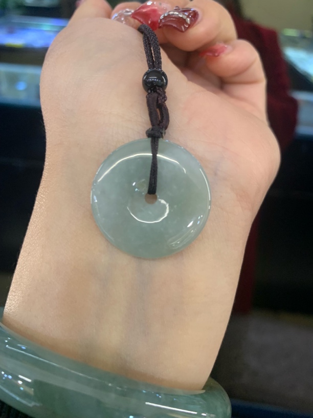 百搭不挑人，温润细腻翡翠平安扣，上身显贵气