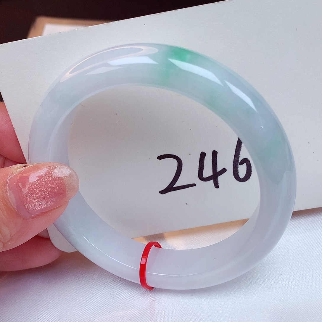 翡翠手镯未镶嵌翡翠