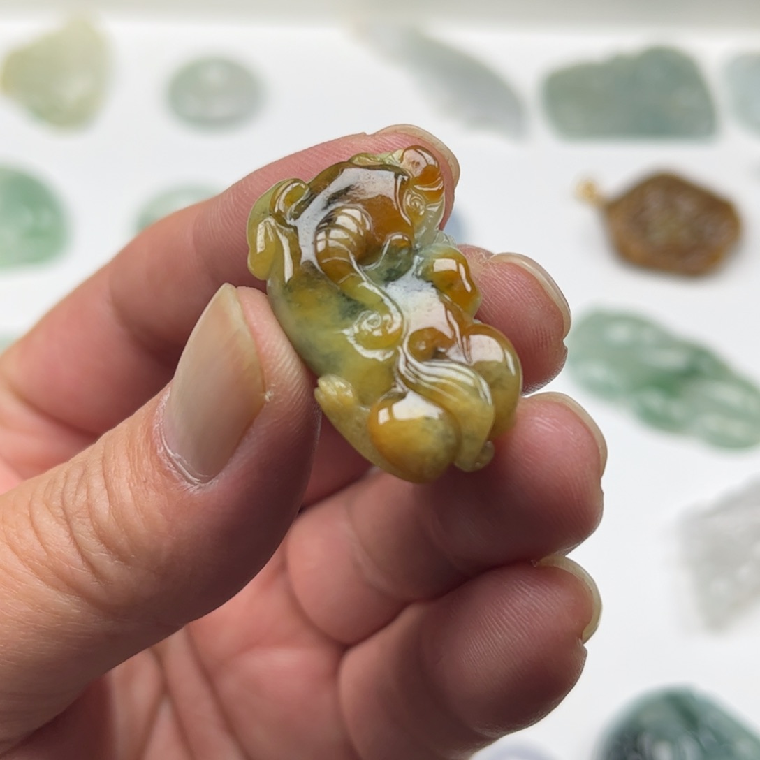 翡翠未镶嵌颈饰貔貅