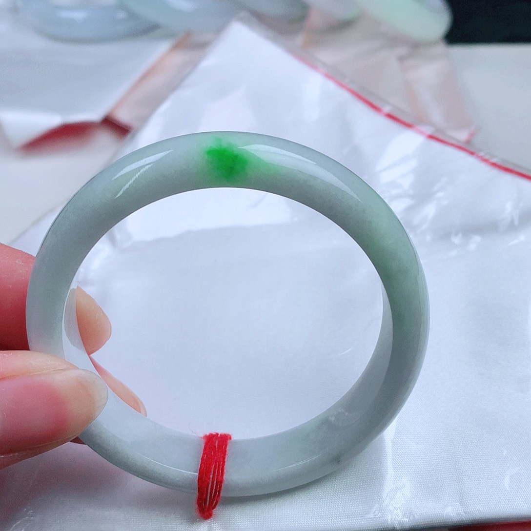 翡翠手镯未镶嵌。。