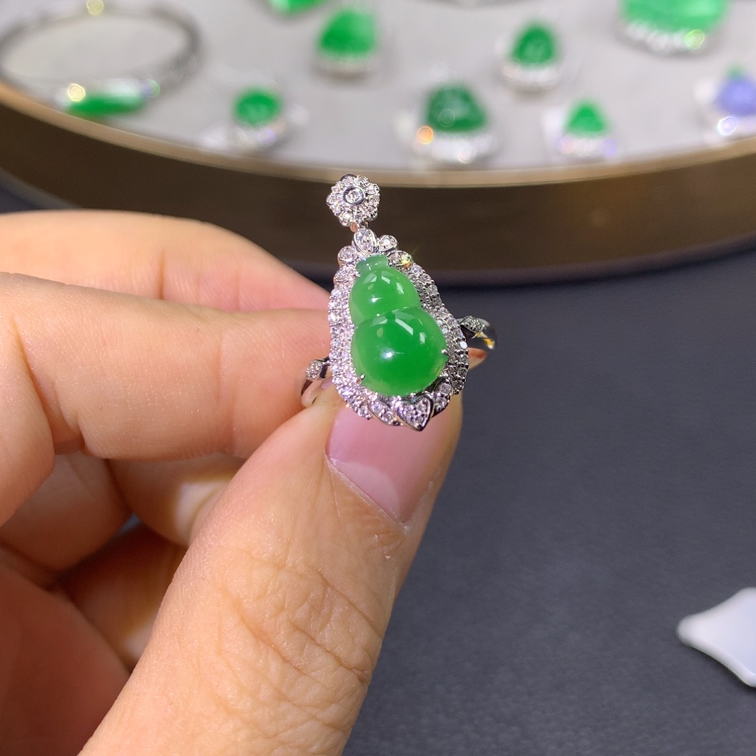 翡翠戒指18K金镶嵌翡翠