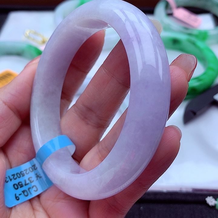 翡翠手镯未镶嵌翡翠