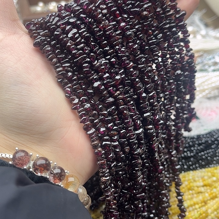 玛瑙/玉髓未镶嵌珠宝半成品一条紫牙乌石榴石碎石