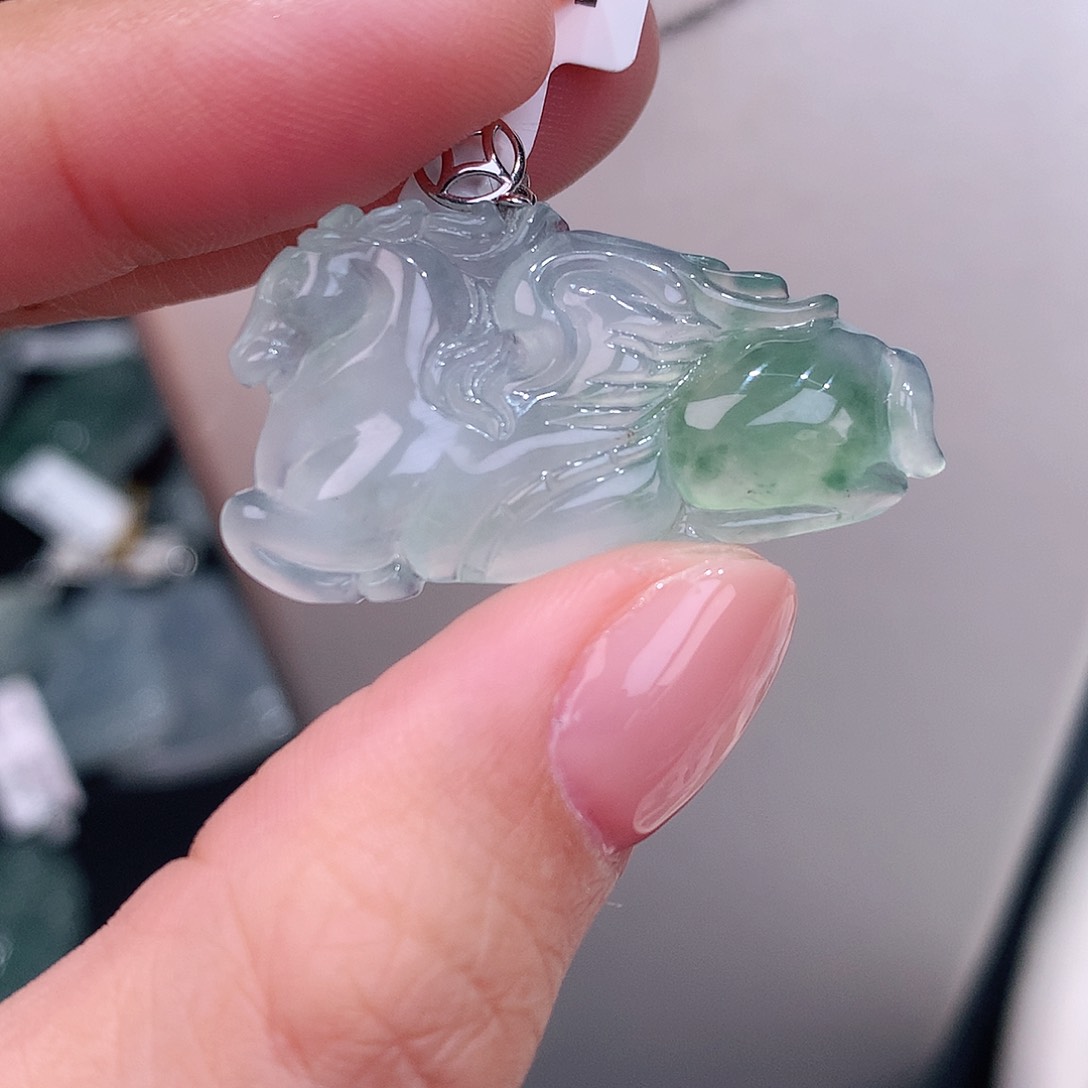 颈饰18K金镶嵌翡翠冰胶飘花飞马