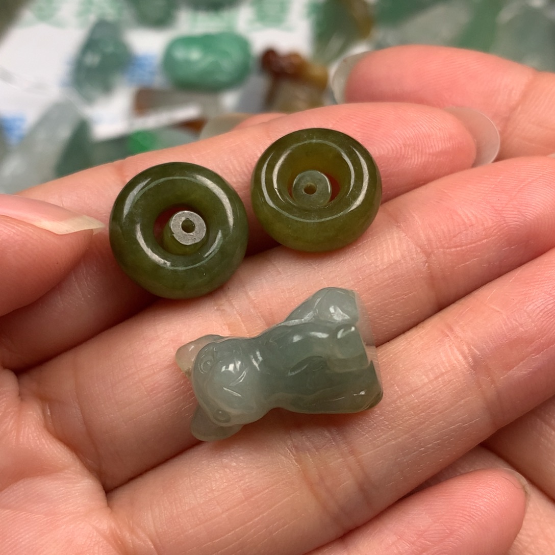 都***堰翡翠未镶嵌颈饰翡翠