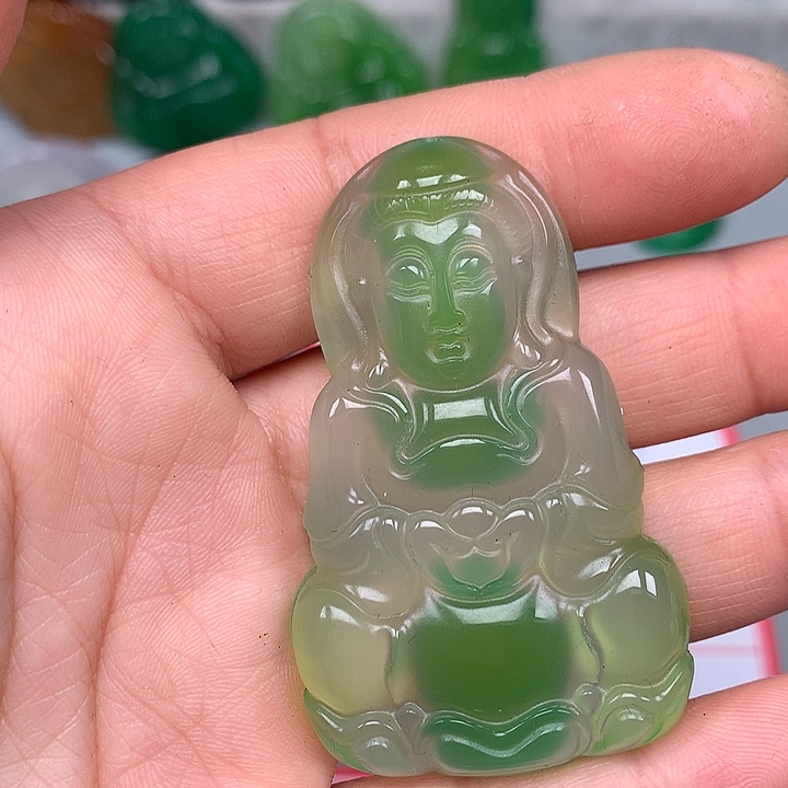 郑***鹅玛瑙/玉髓未镶嵌颈饰