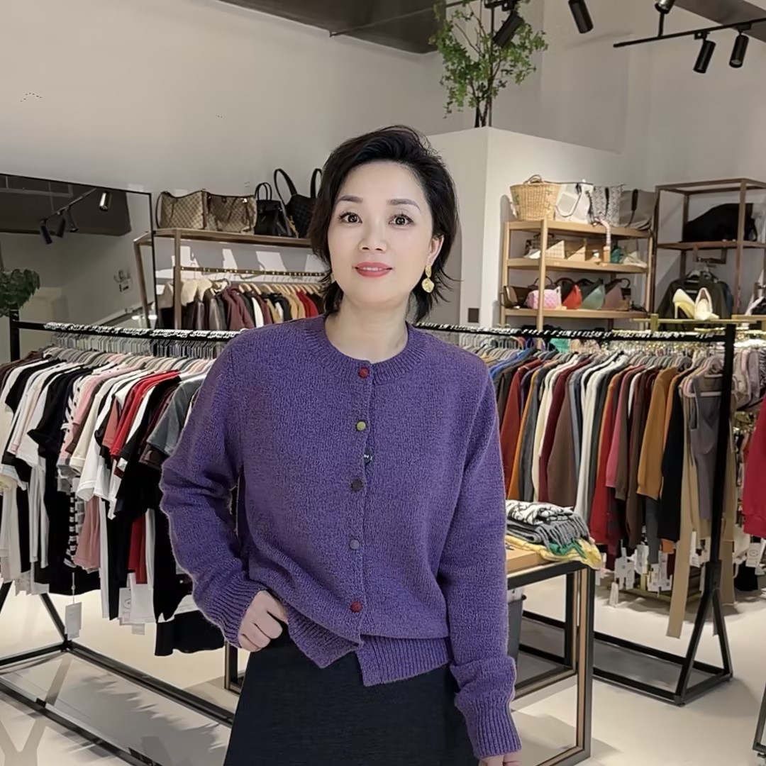 【卿她】新款长袖时尚百搭丝羊毛花纱彩扣开衫毛衣