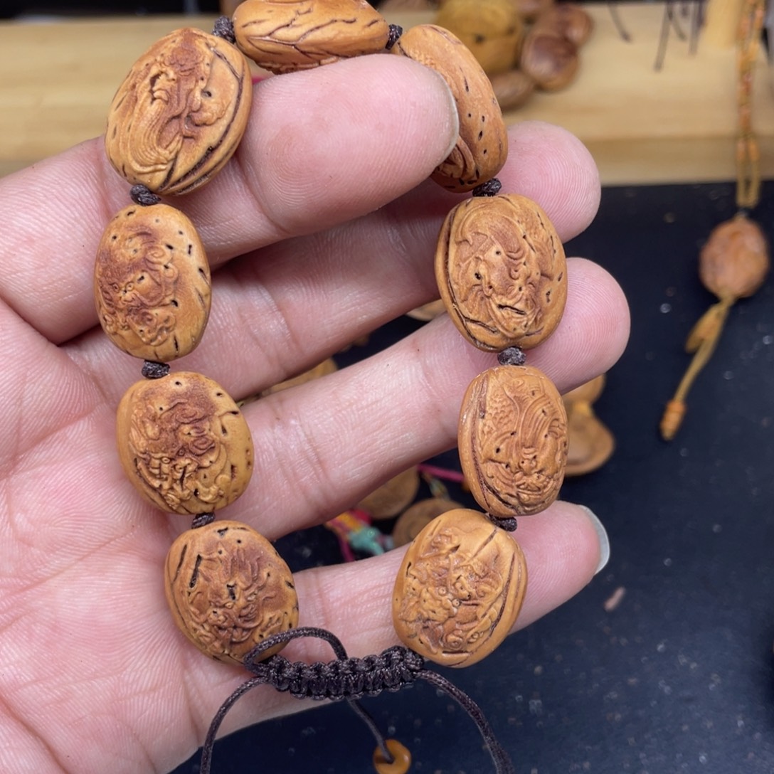 桃核雕刻九龙关公