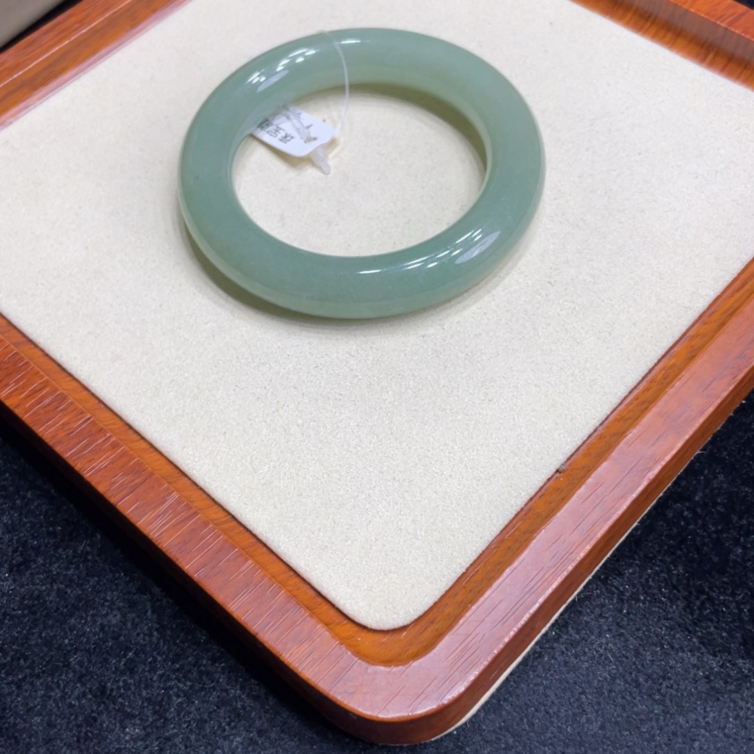 石英质玉手镯未镶嵌不****?