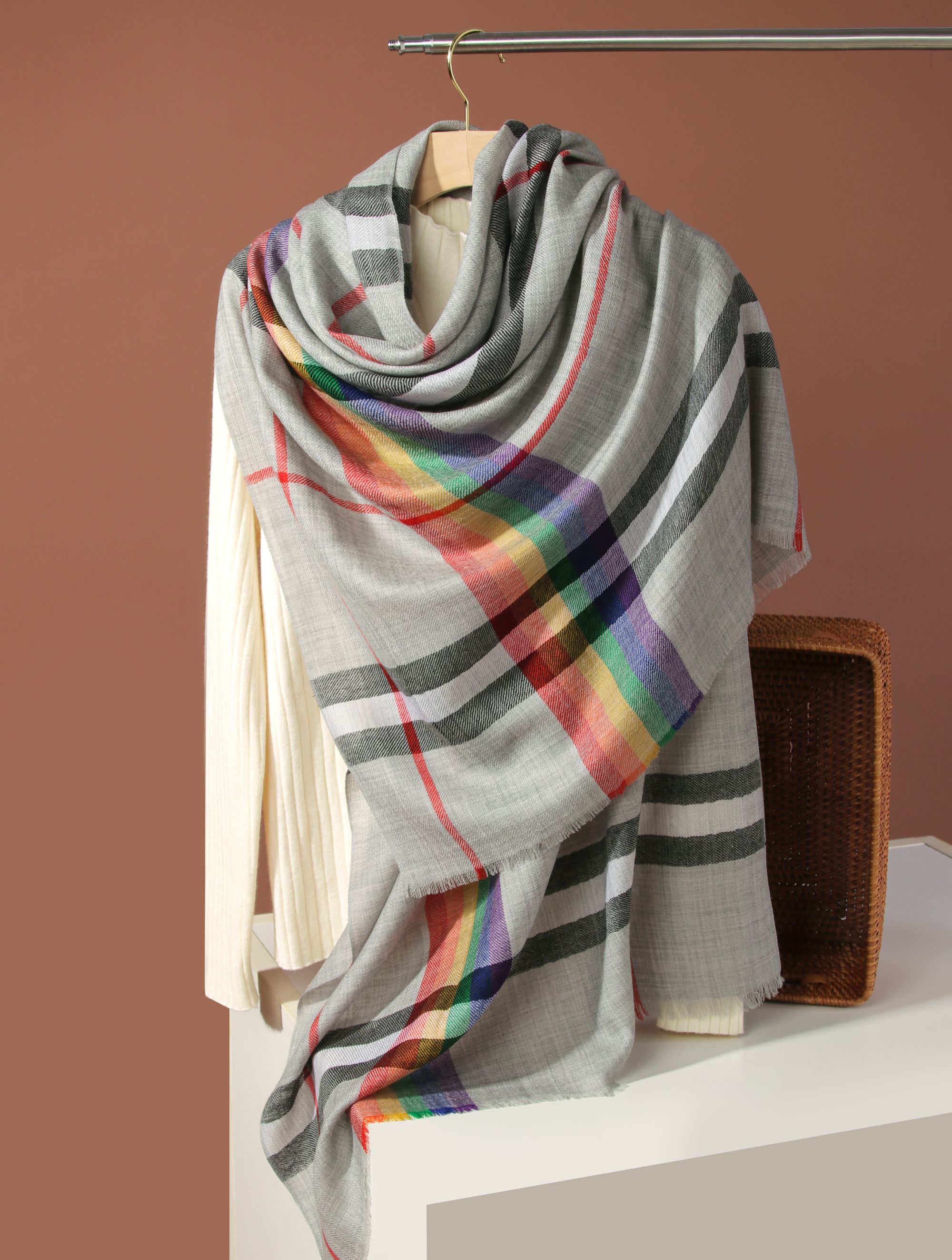 八家纯羊绒70*200长款精仿斜纹格彩虹条披肩围巾内蒙古源头发货