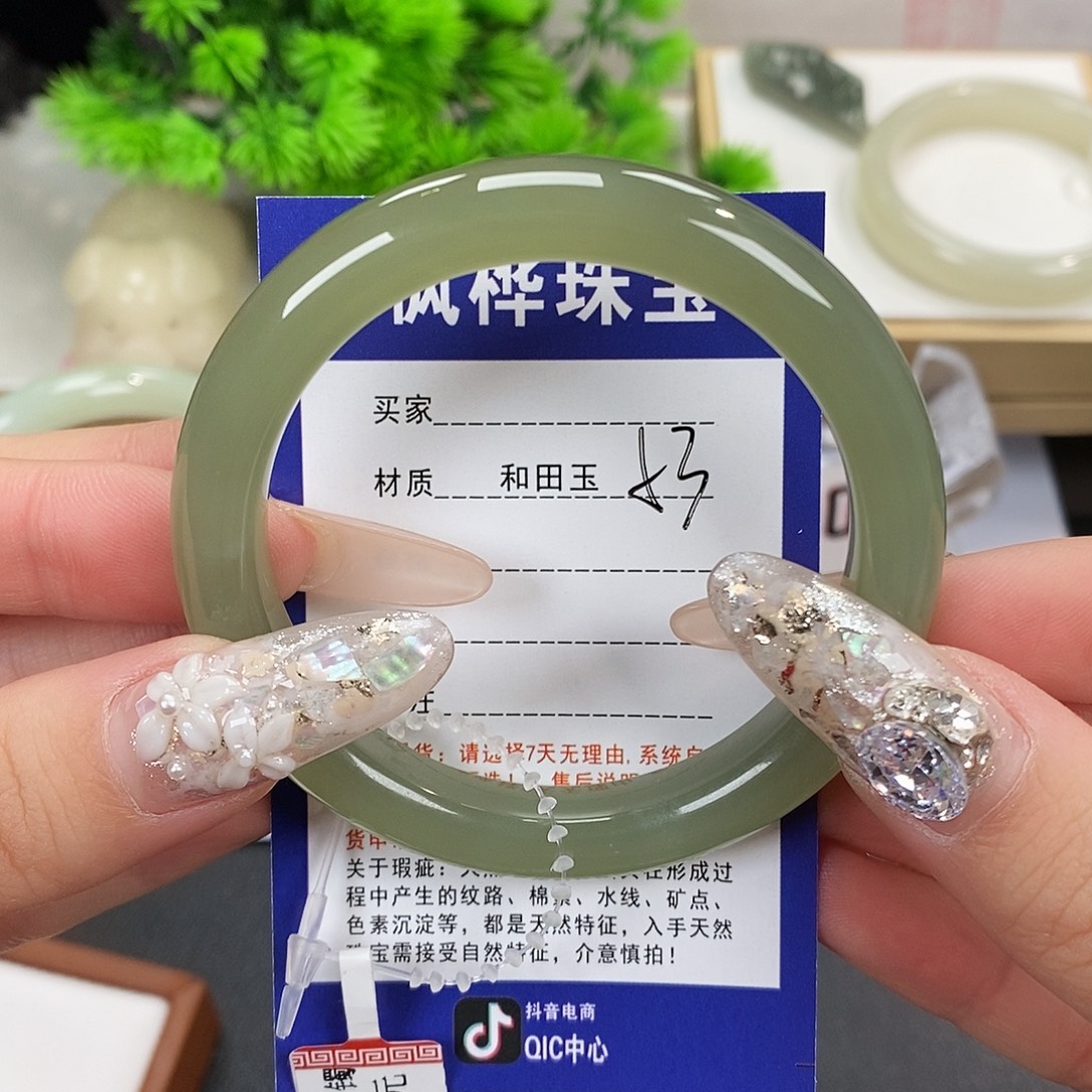 和田玉未镶嵌手镯
