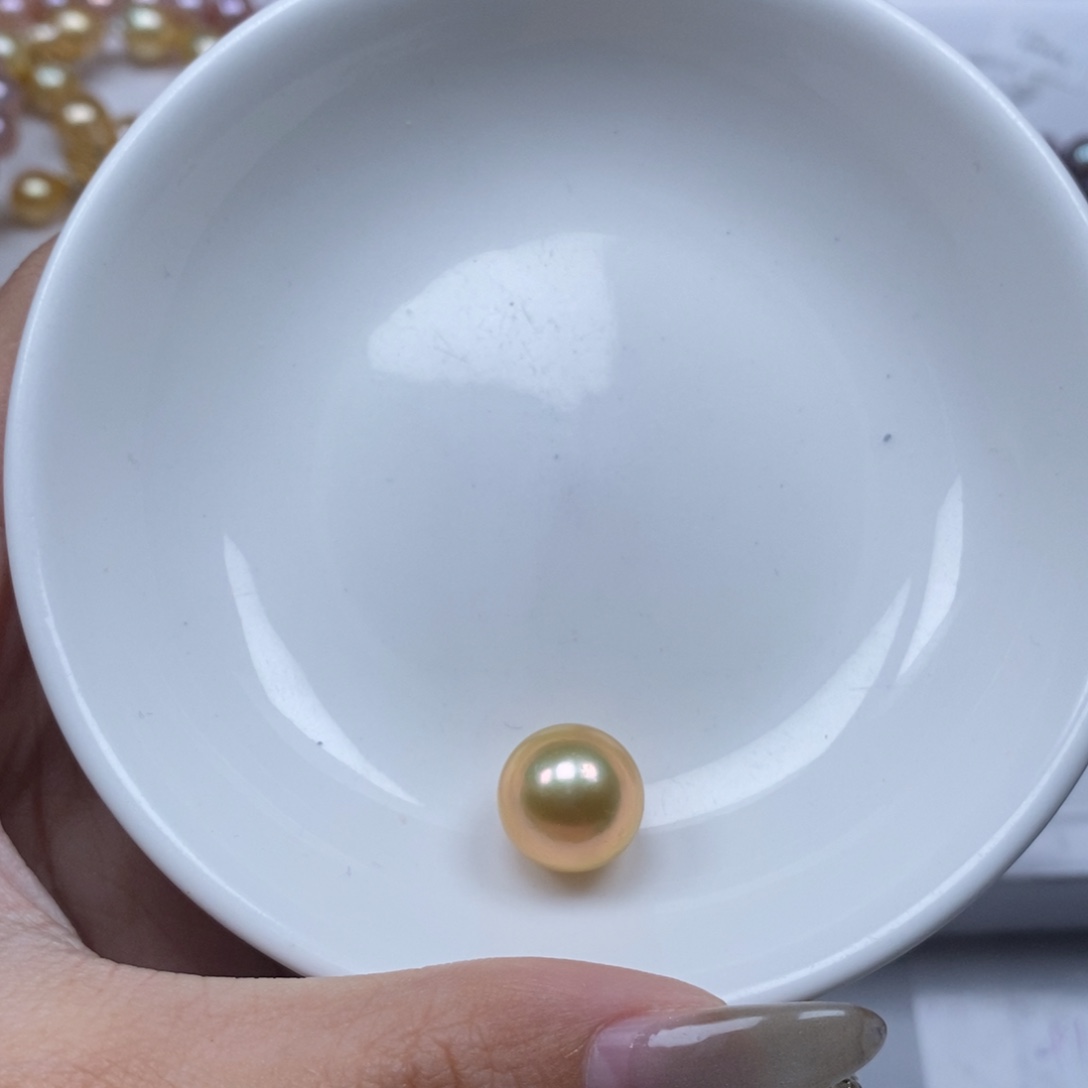 翡翠颈饰未镶嵌谁****子