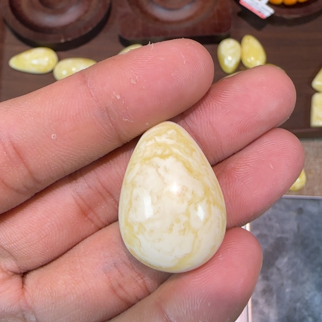 琥珀裸石未镶嵌吊坠