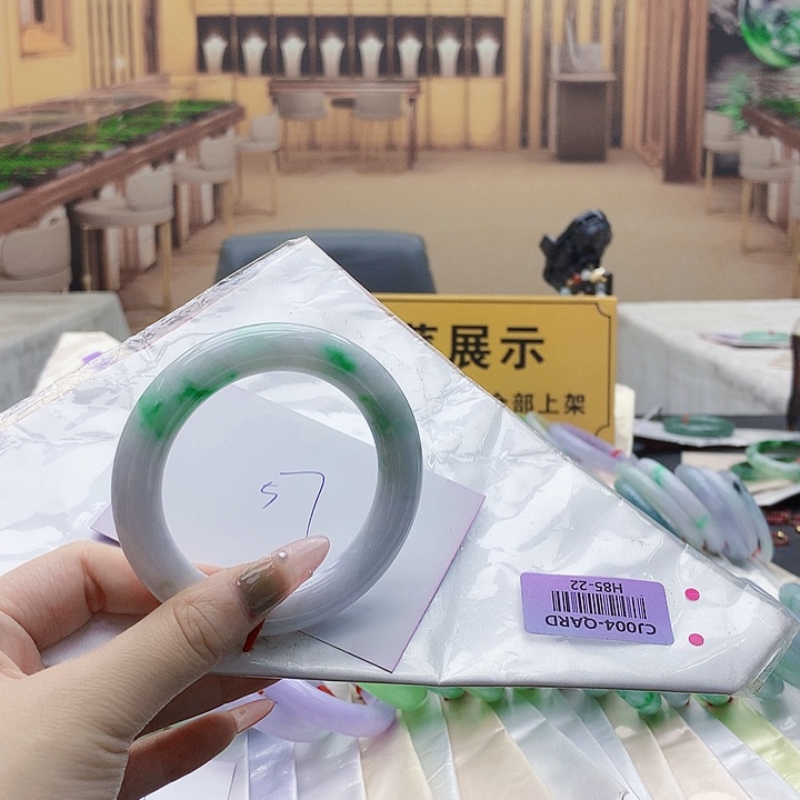 翡翠手镯未镶嵌腿后果会很尴尬