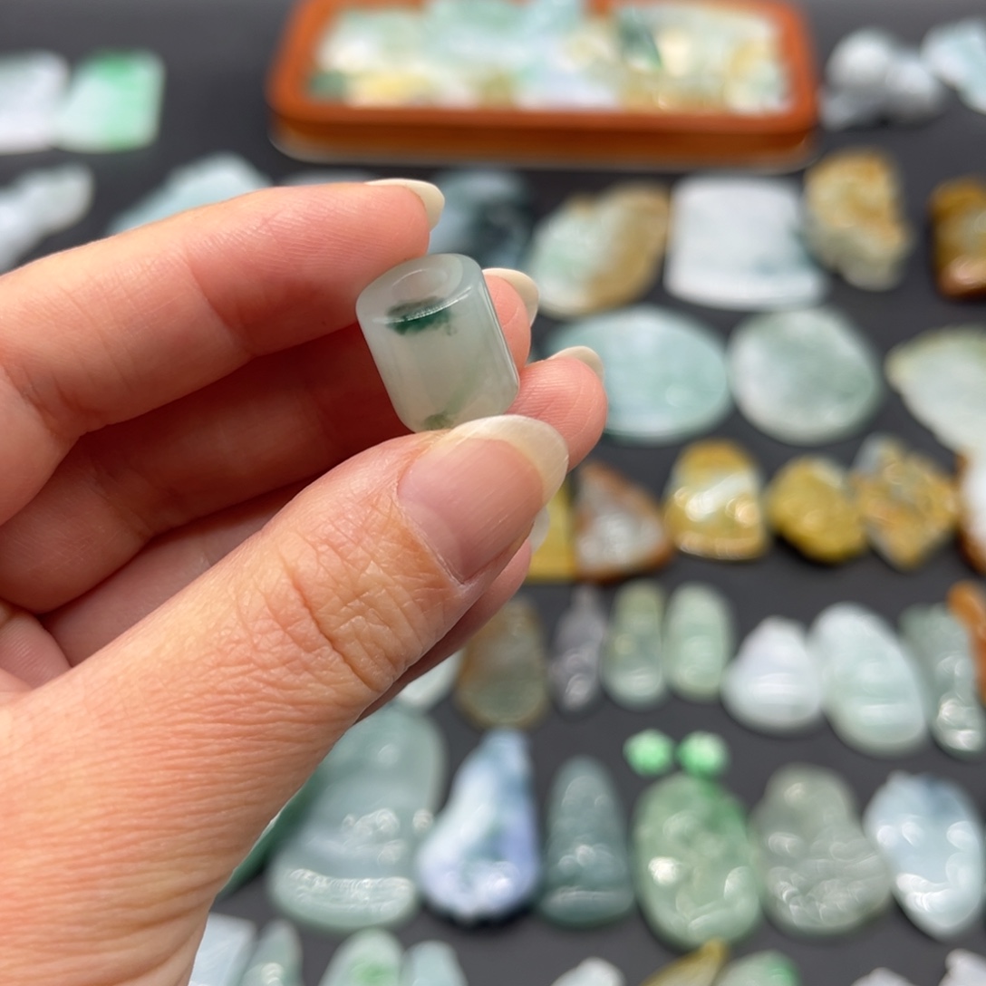 翡翠未镶嵌颈饰桶珠