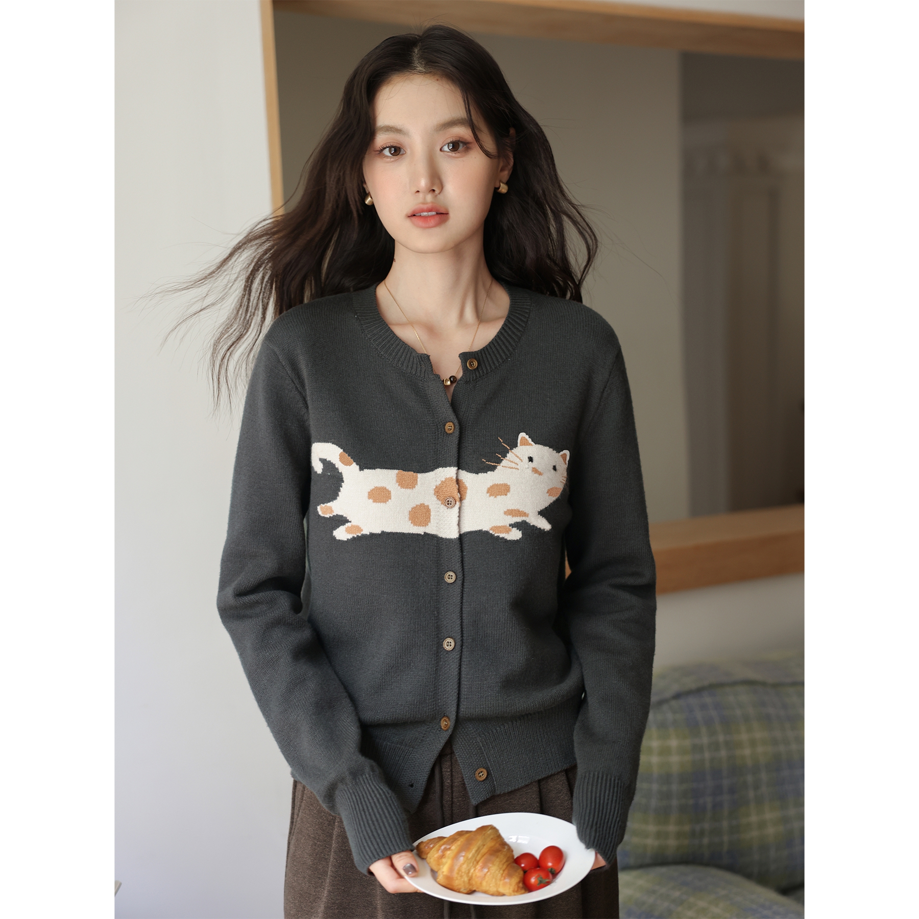 爱蔷薇大码秋季针织开衫女2025新款猫咪提花灰色长袖上衣GT79189