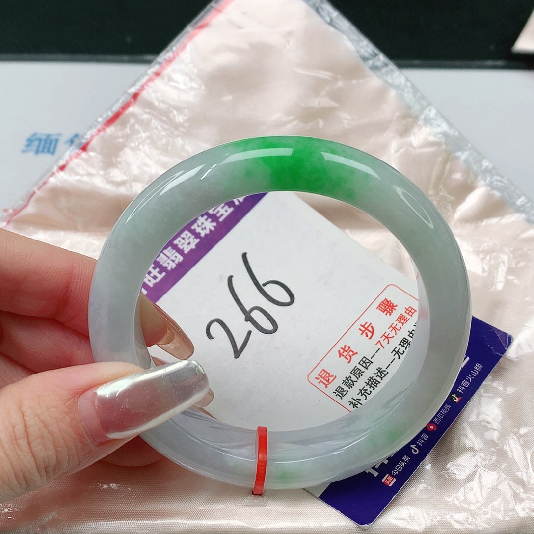 翡翠手镯未镶嵌翡翠手镯