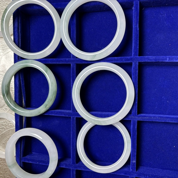 天山翠手镯带翠多样性发货拍一发一带盒