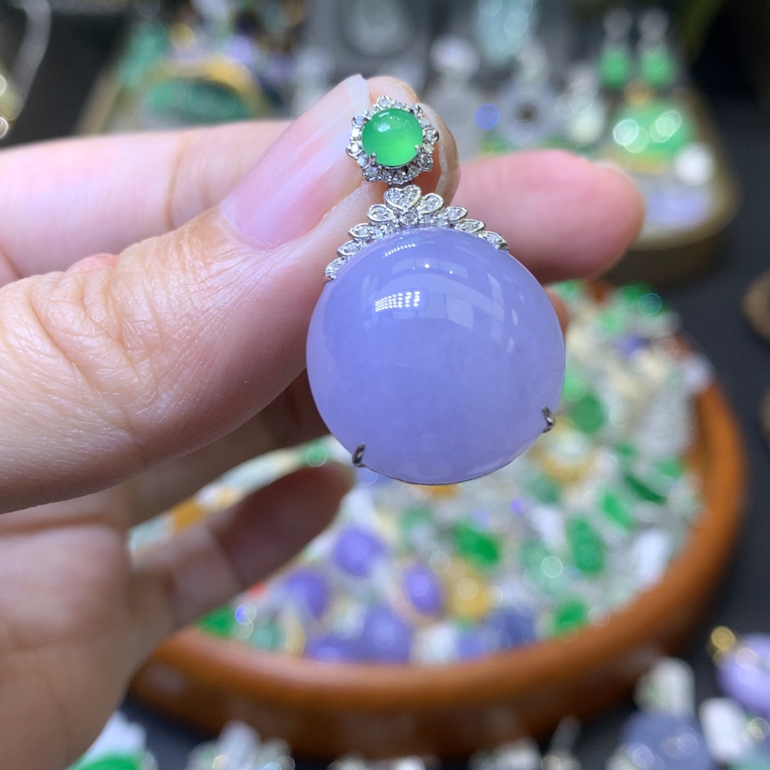 颈饰18K金镶嵌翡翠