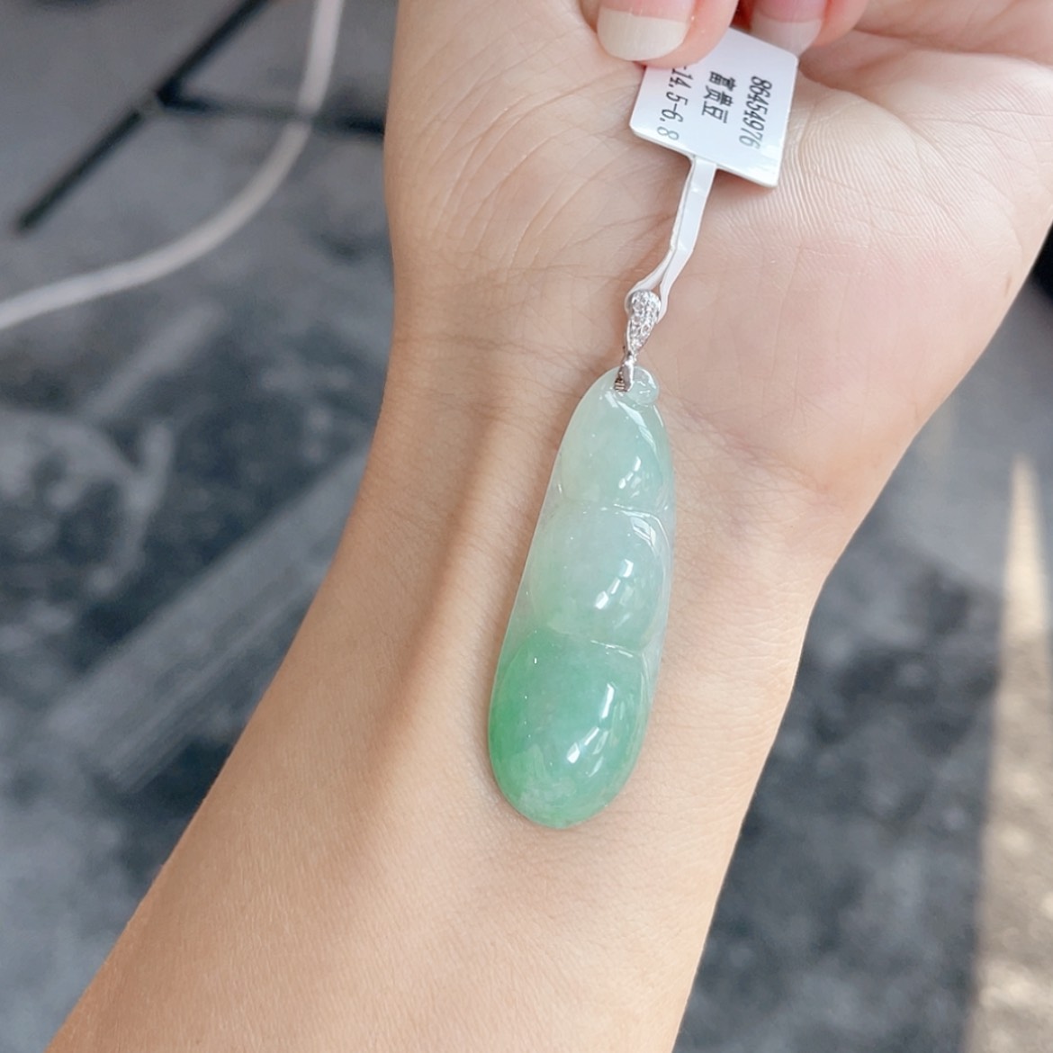 【闪购商品】翡翠颈饰18K金镶嵌62号 果绿福豆