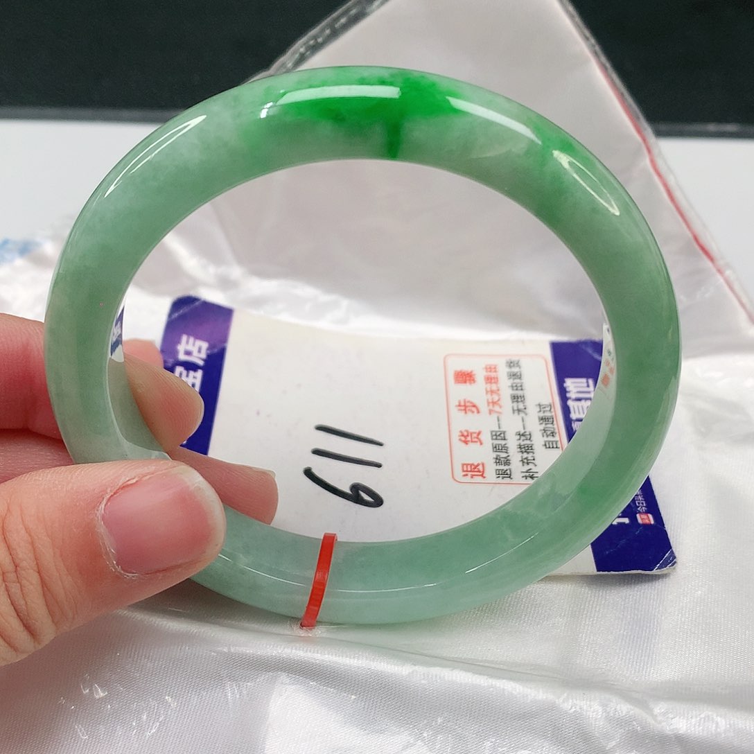 翡翠手镯未镶嵌翡翠