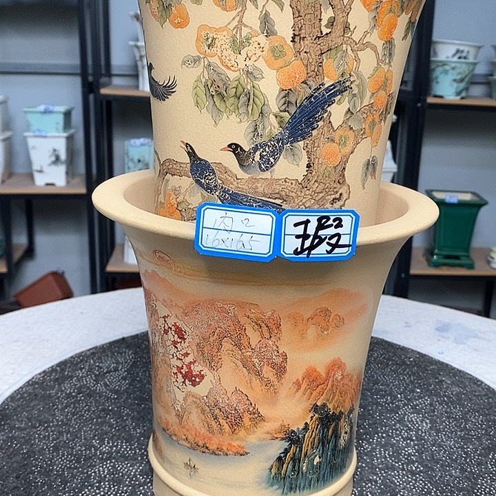 紫砂的花盆很漂亮