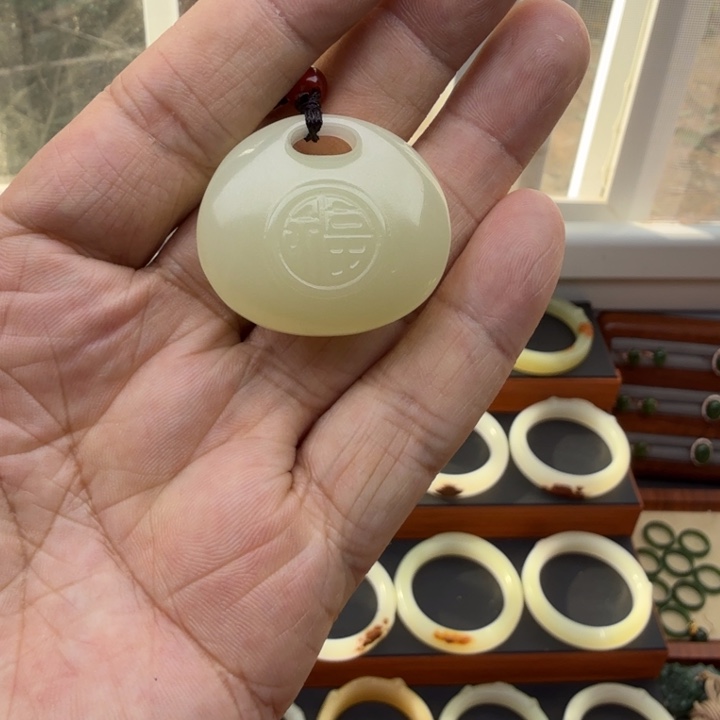 玉黄口色胖如意锁吊坠