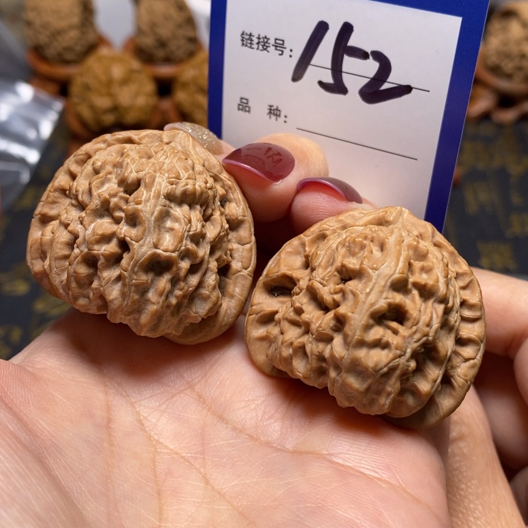 文玩核桃把件三角白全品38。 152