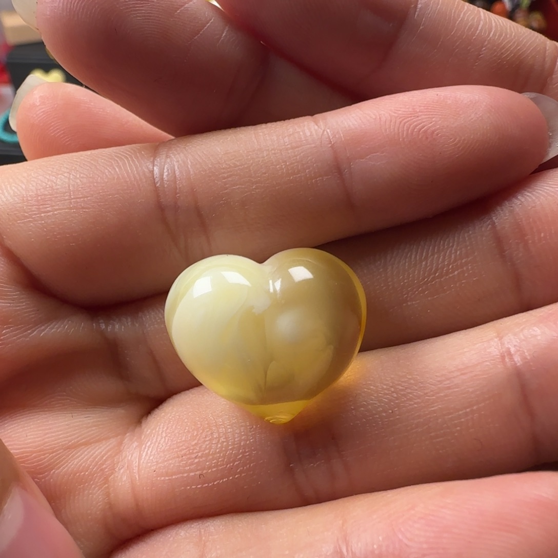 刘****蜜蜡未镶嵌颈饰蜜蜡金白屁桃吊坠（打孔不退换）