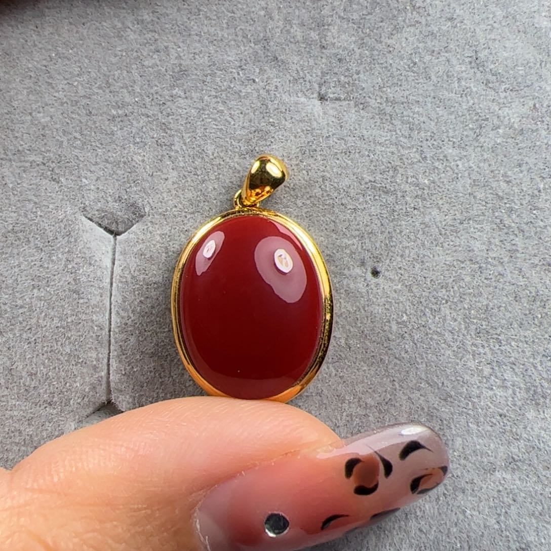 18K金镶嵌吊坠南红玛瑙