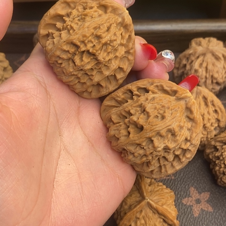 留***忆文玩核桃吊坠白狮子 有黄