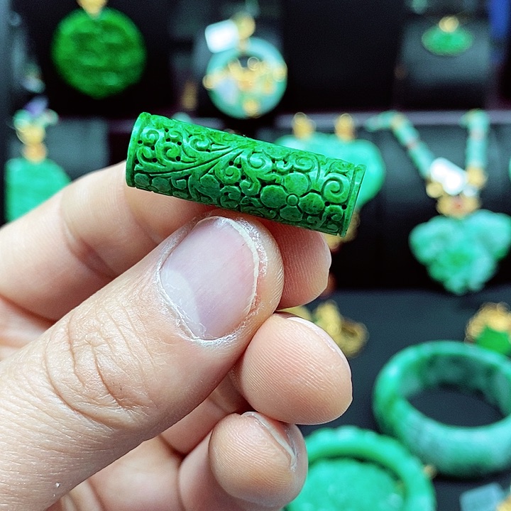 翡翠颈饰未镶嵌吊坠