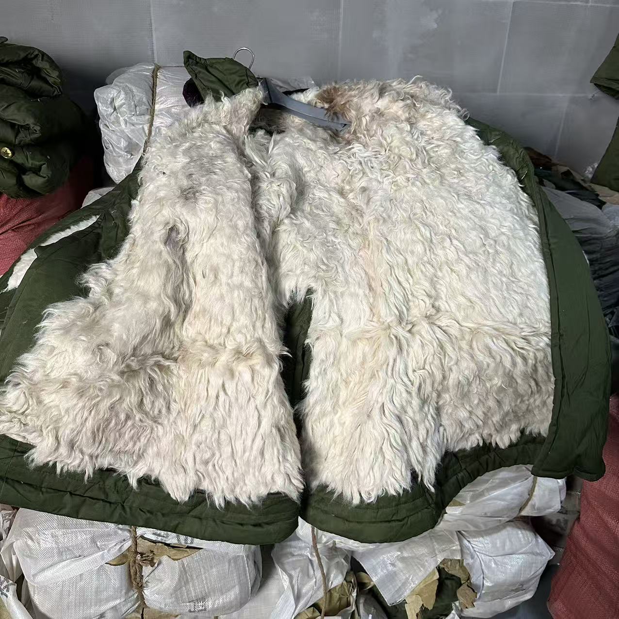 78式胶木扣军绿色皮毛大衣