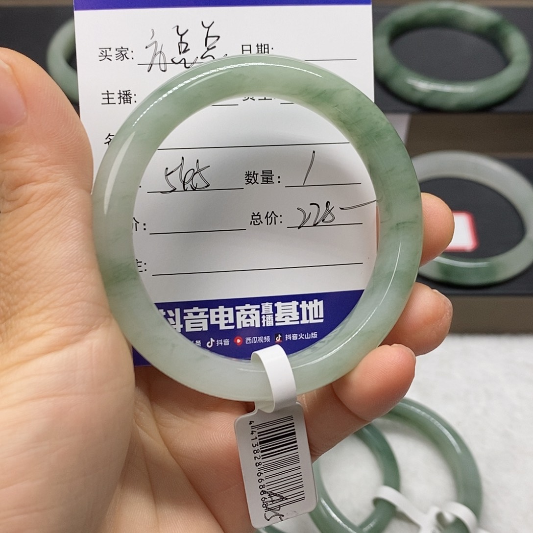 石英质玉手镯未镶嵌方*点