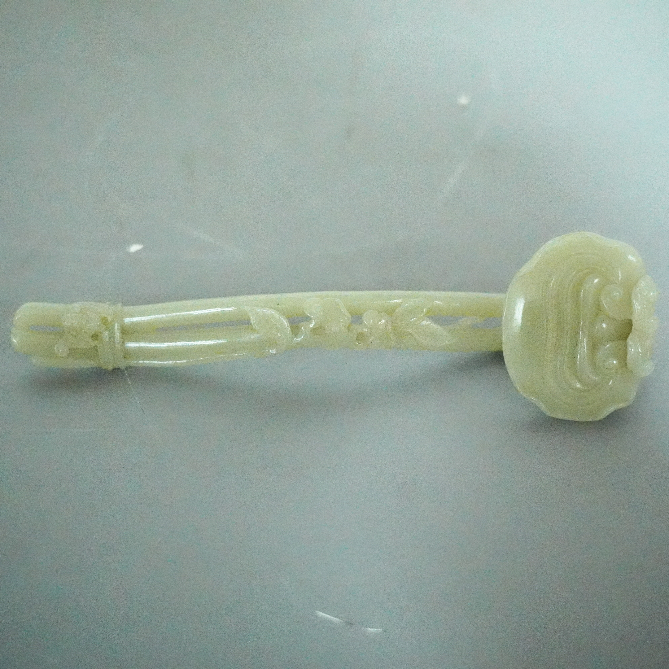 文华开物第21期拍品 23 民国 和田白玉镂空如意