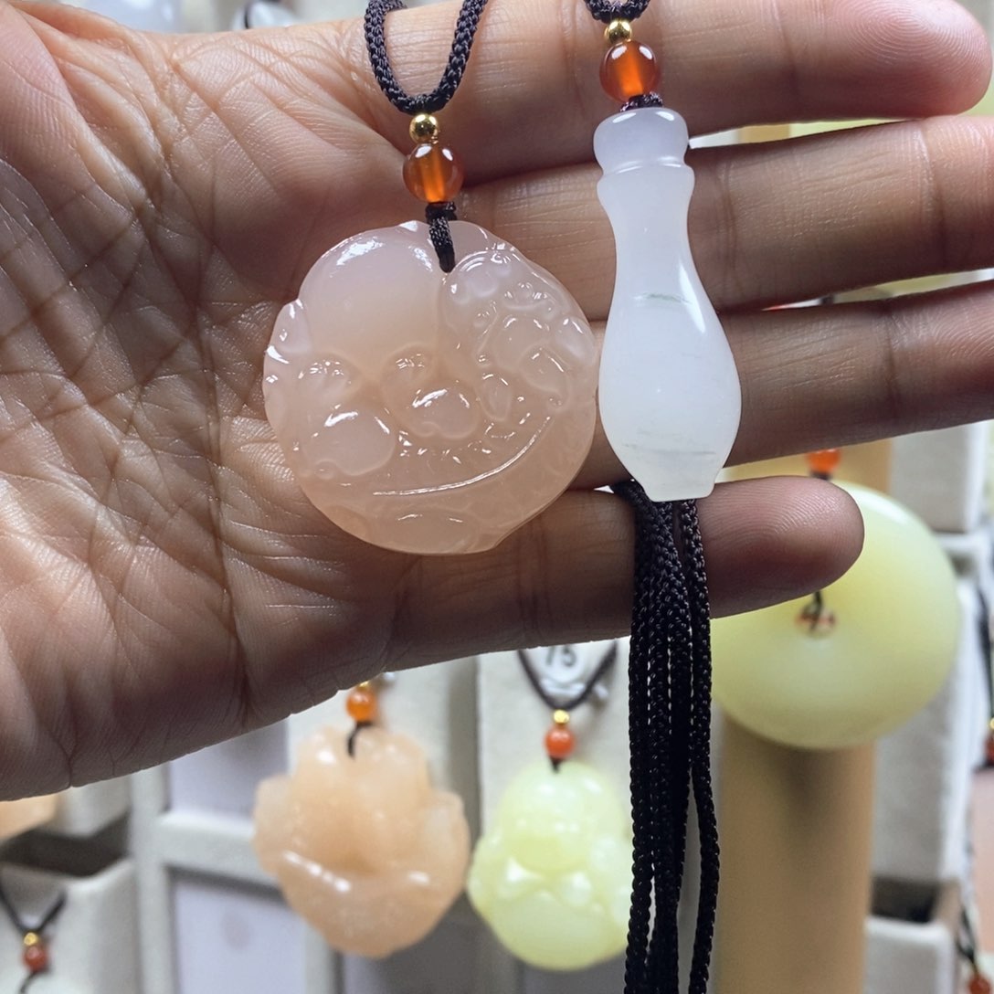 颈饰未镶嵌石英质玉（金丝玉）一****?