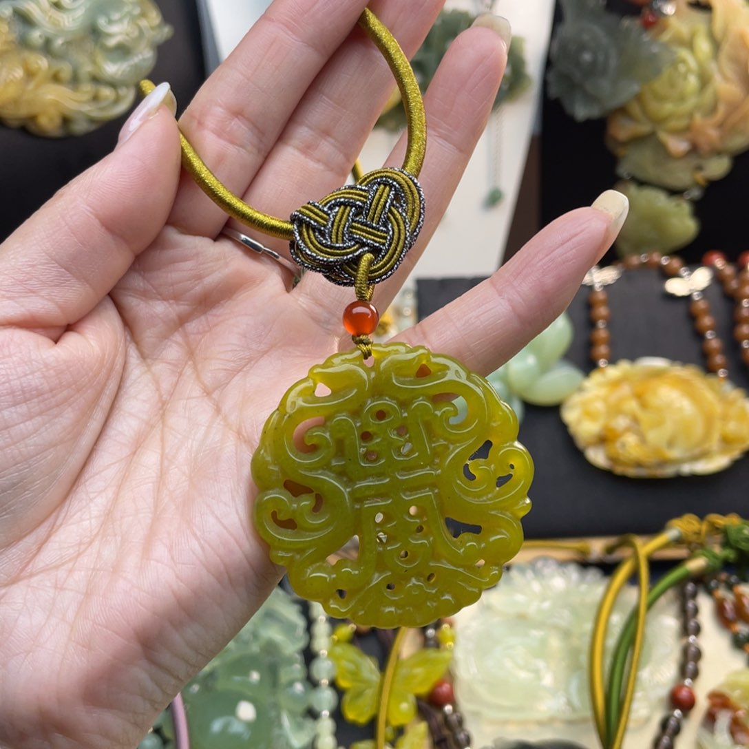 蛇纹石玉颈饰未镶嵌