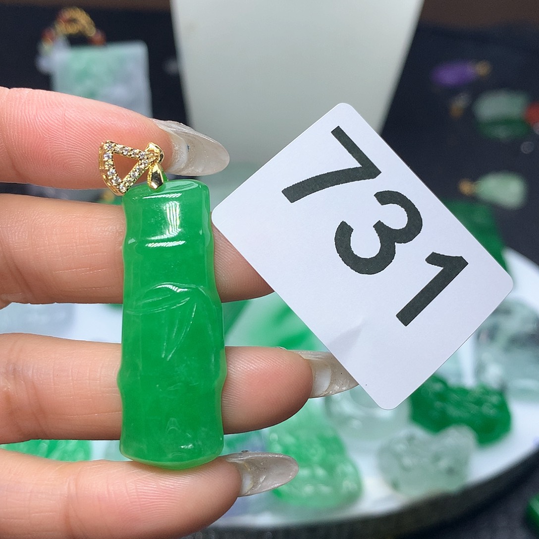 翡翠吊坠(赠链)未镶嵌