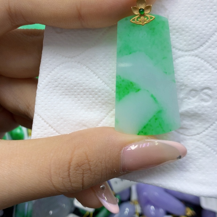 颈饰18K金镶嵌翡翠