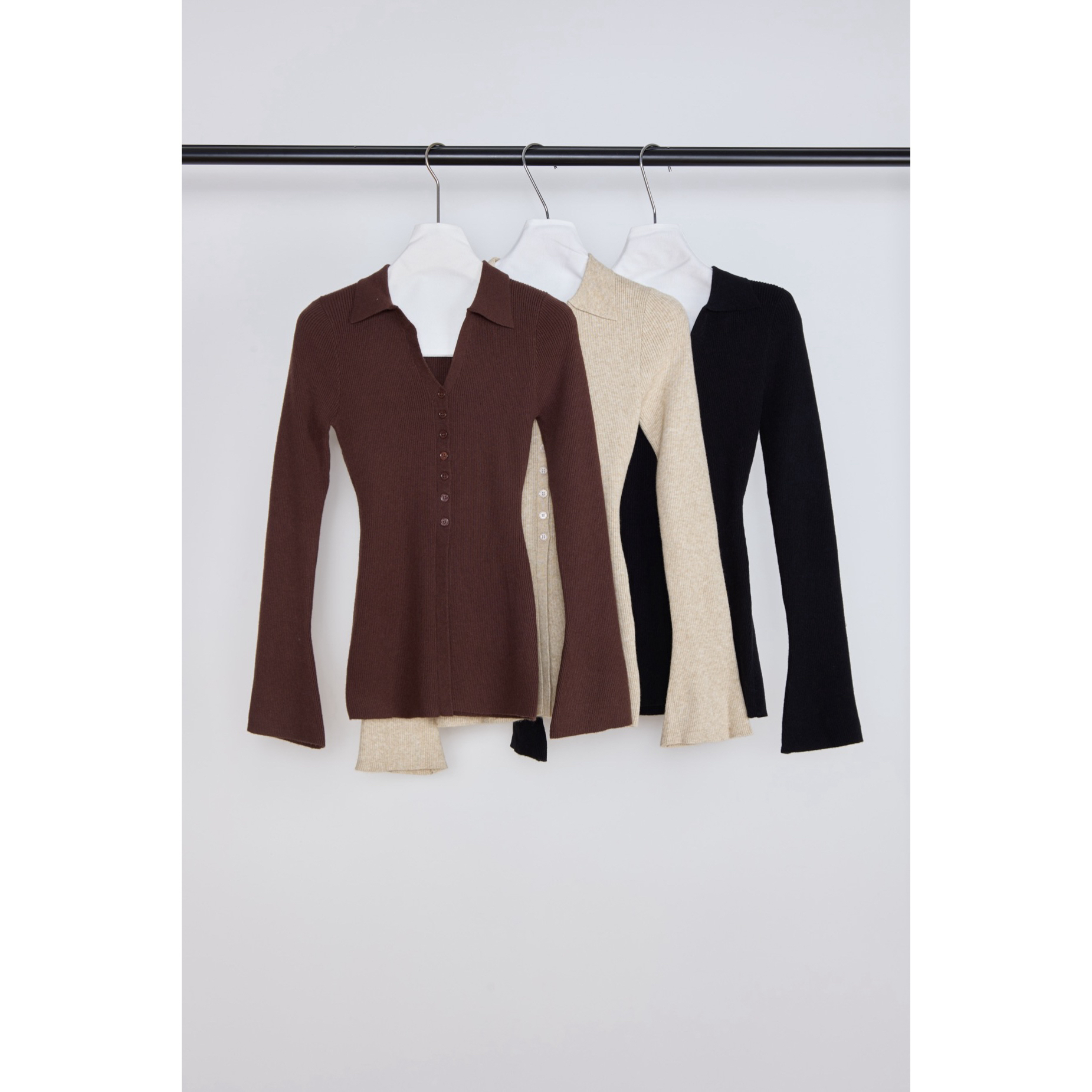 爱唯依（F）-老钱感！翻V领针织长袖百搭上衣（657RDH5122#）VRNCEWEI