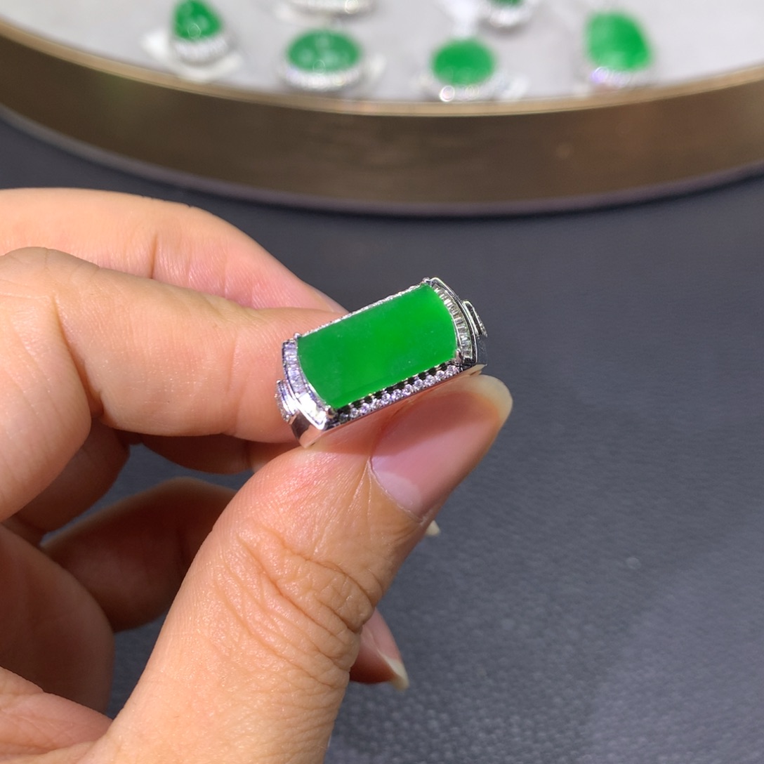 翡翠戒指18K金镶嵌翡翠