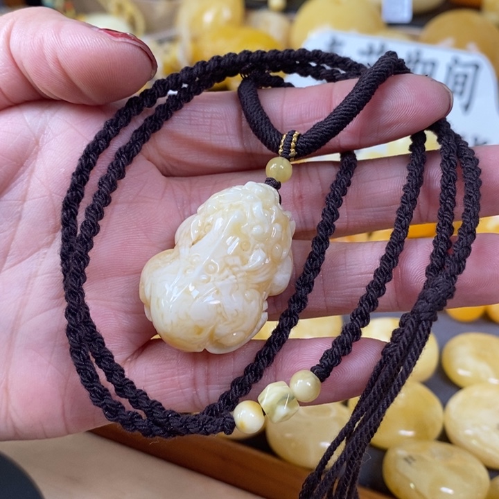 琥珀颈饰未镶嵌貔貅