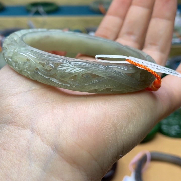 和田玉手镯63圈口。 编号119未镶嵌