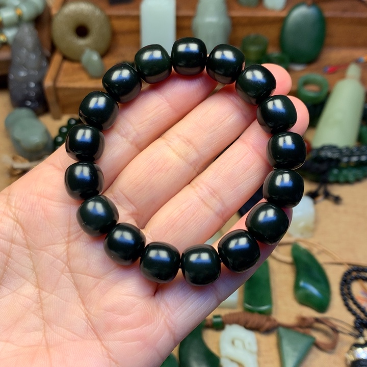 懿***桃和田玉未镶嵌颈饰