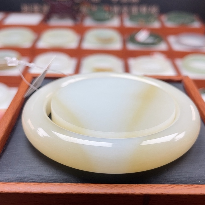 和田玉未镶嵌手镯芭莎糖粉