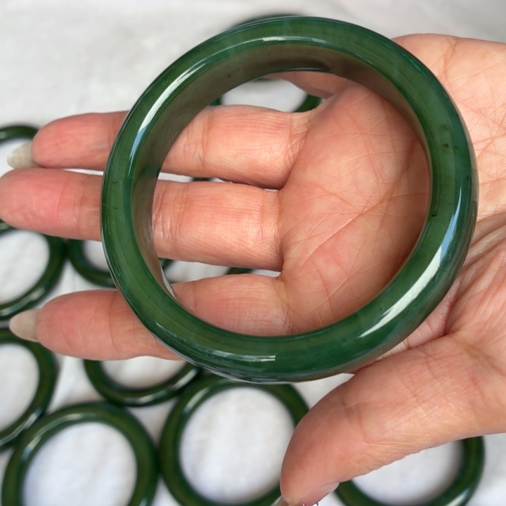 和田玉（碧玉）未镶嵌手镯