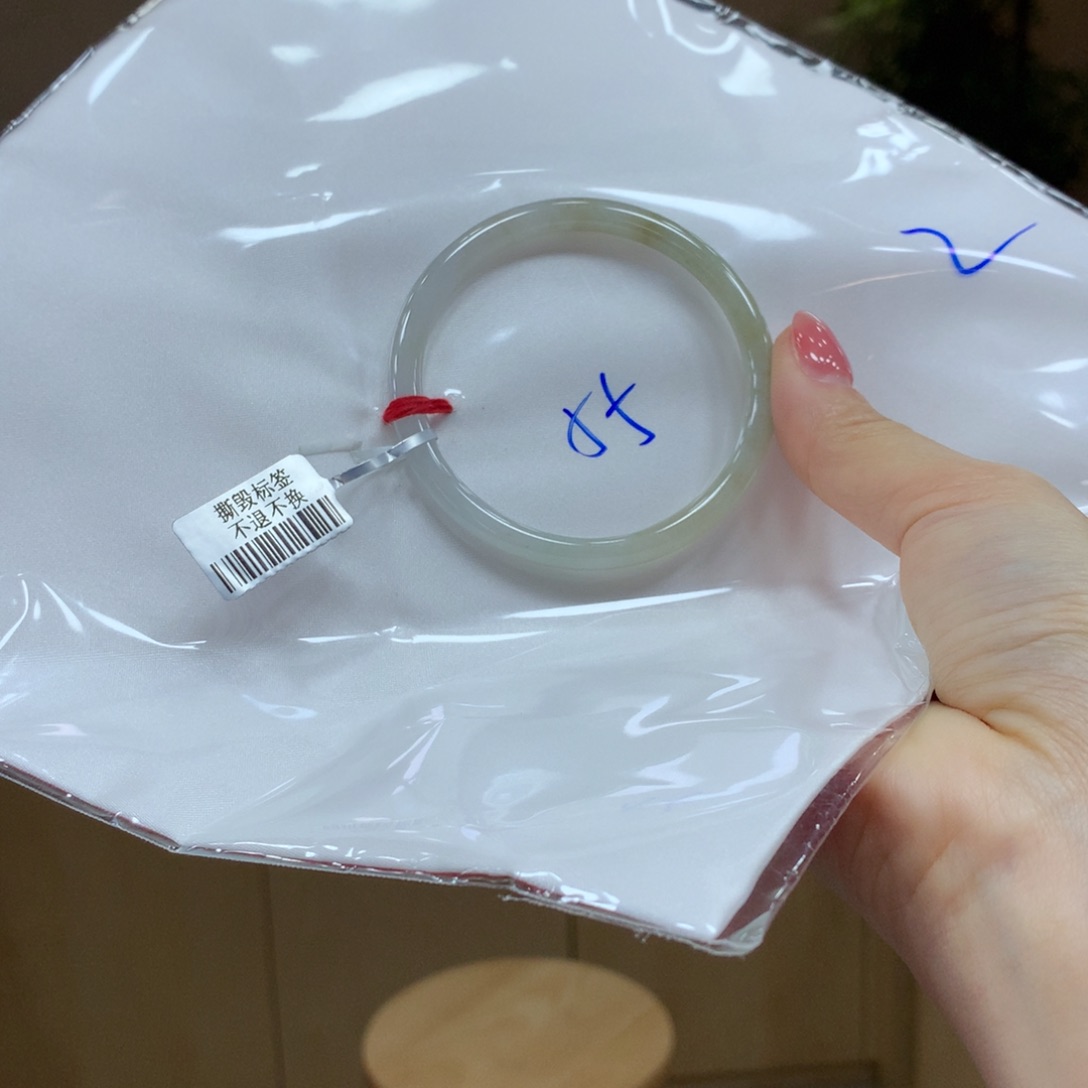 翡翠手镯未镶嵌不退不换