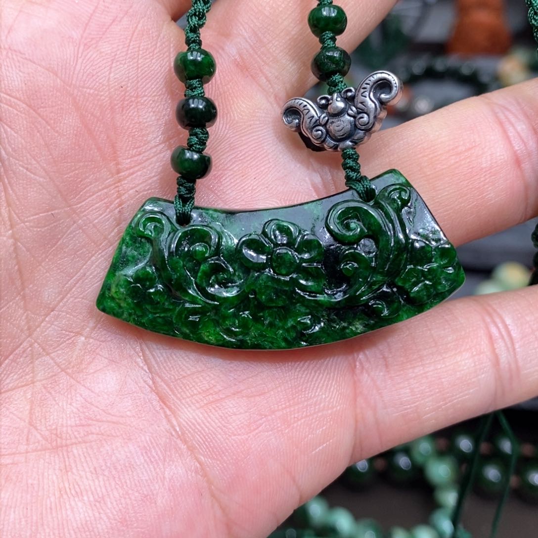 翡翠颈饰未镶嵌漂亮美眉