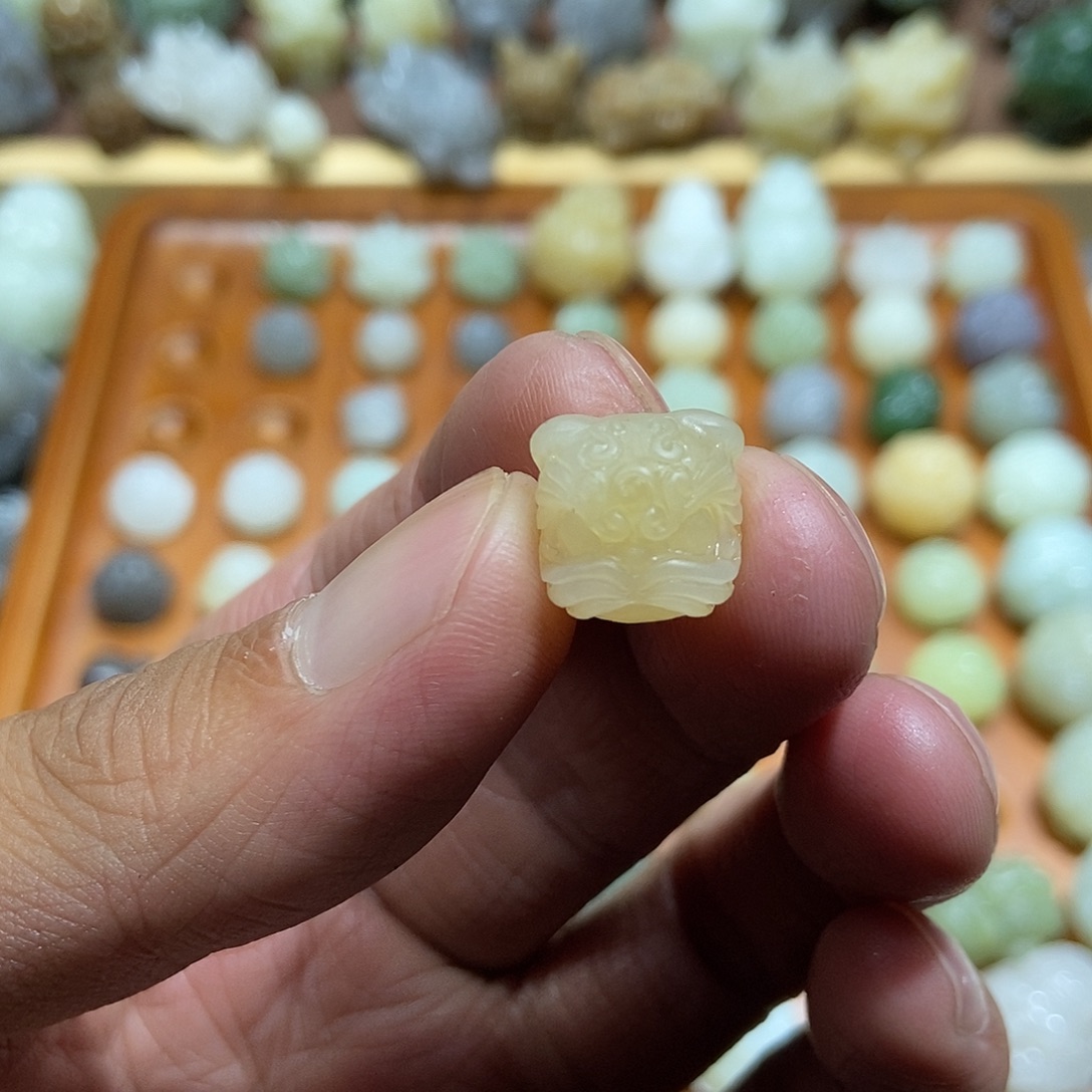 宝****和田玉未镶嵌颈饰定制