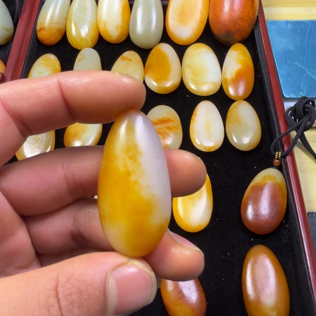 伊***哥和田玉未镶嵌颈饰